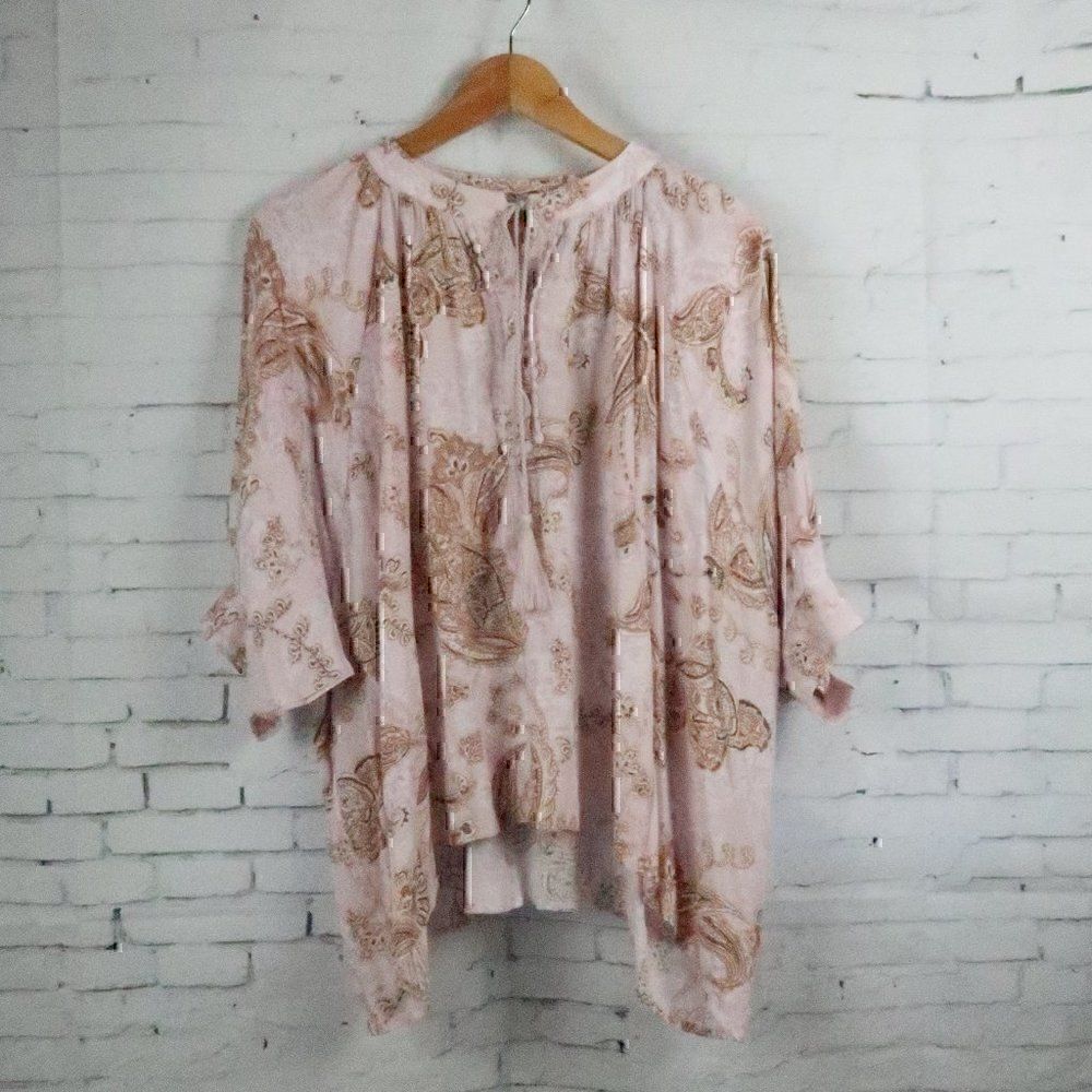 EVERLEIGH PINK & TAN PAISLEY V NECK ASYMMETRICAL HEM 1/2 SLEEVE TOP SIZE SMALL